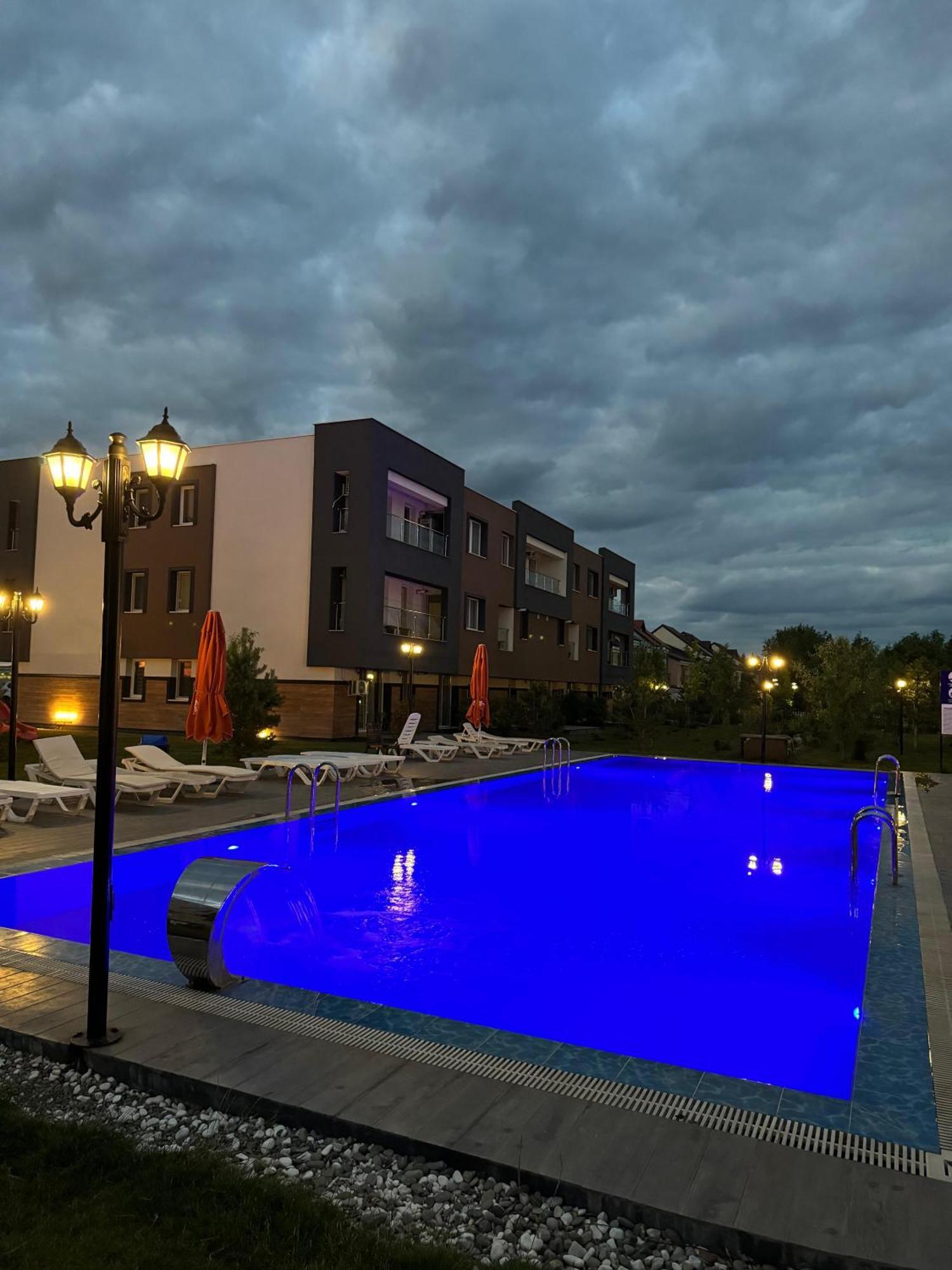 Libertatii Gardens Poolside Airport&Therme 오토페니 외부 사진