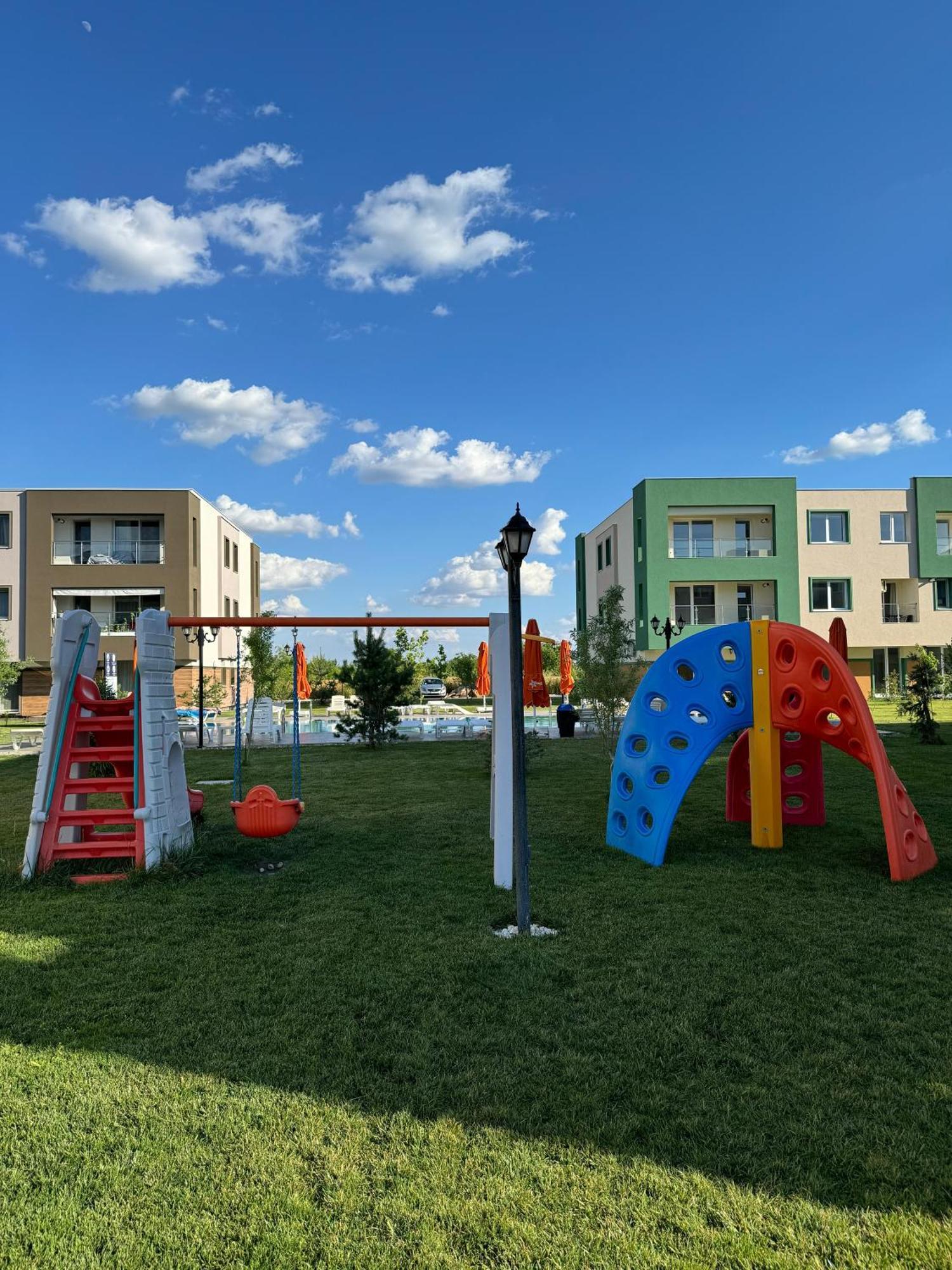 Libertatii Gardens Poolside Airport&Therme 오토페니 외부 사진