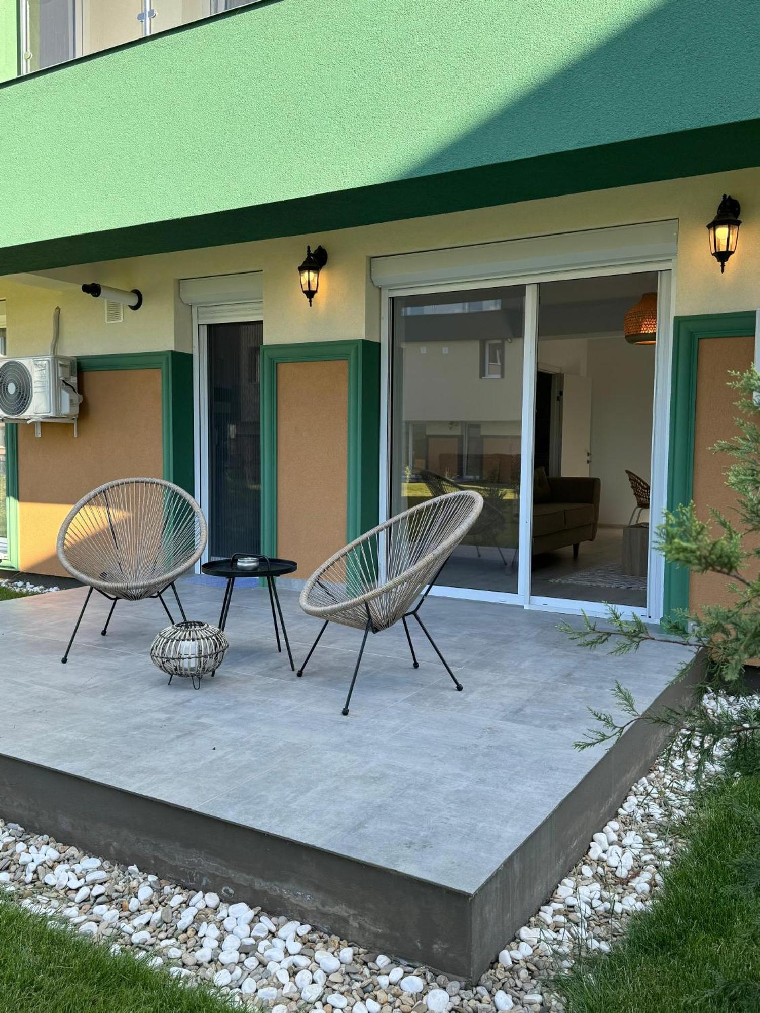 Libertatii Gardens Poolside Airport&Therme 오토페니 외부 사진